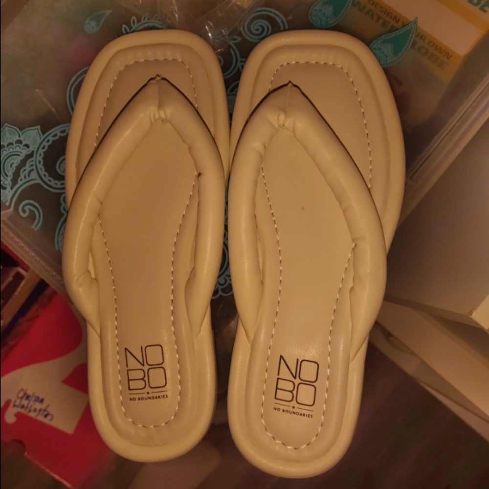 No Boundaries women's flip flops